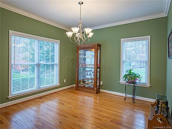 5th image of 304 Brookmeade Dr