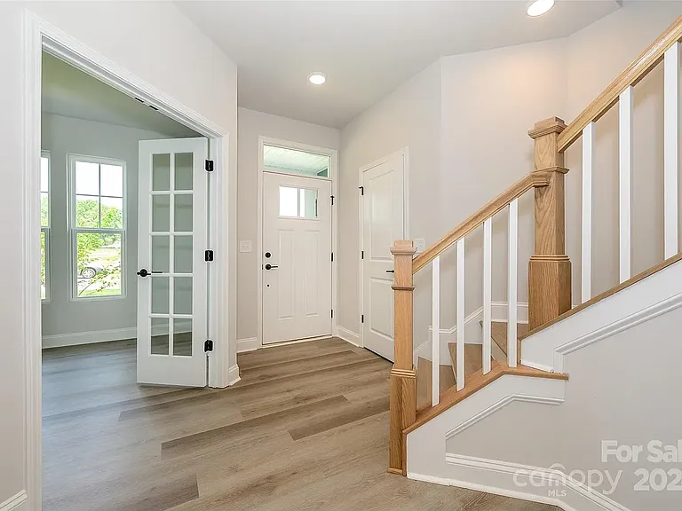 10037 Mamillion Dr — Photo 4