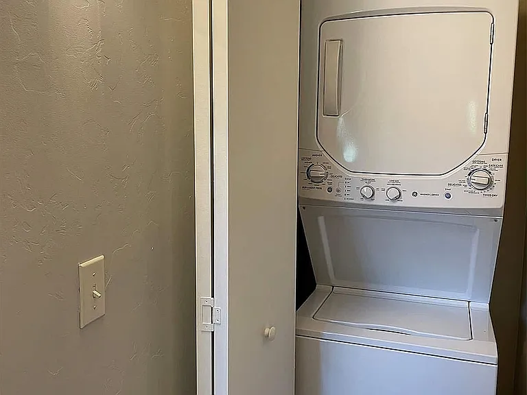 1 Bed 1 Bath Upstairs
