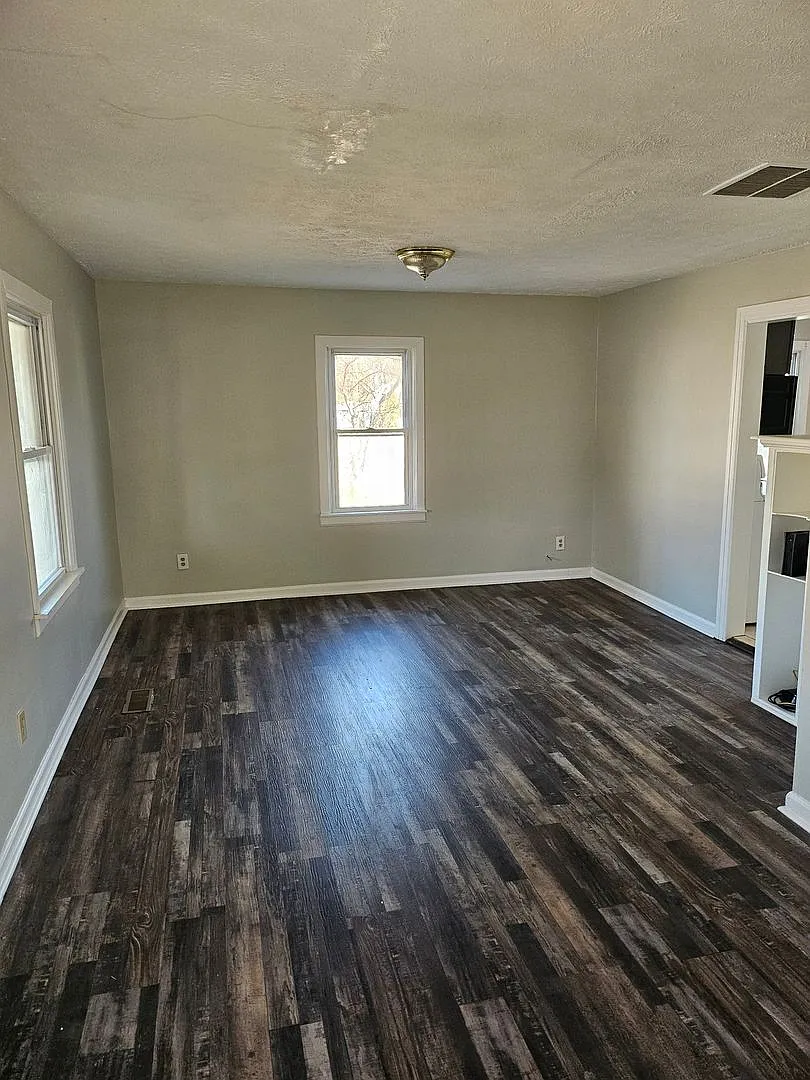 3 Bed 2-bathroom home — Photo 2