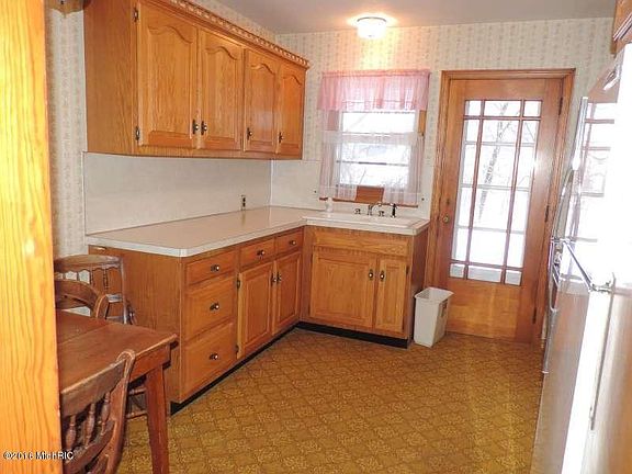 3rd image of 330 Watson St