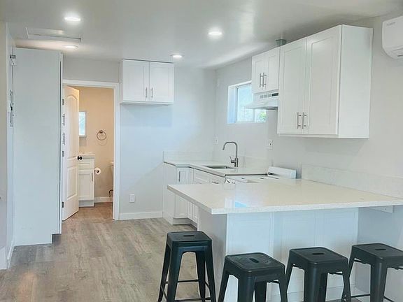 5th image of 1036 1/2 W 48th St #1036-1/2