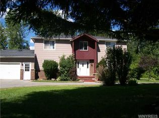 9560 Tona Creek Rd, Clarence, NY 14032