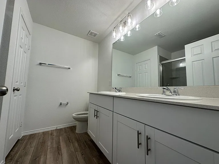 2533 Creekbend Dr — Photo 16