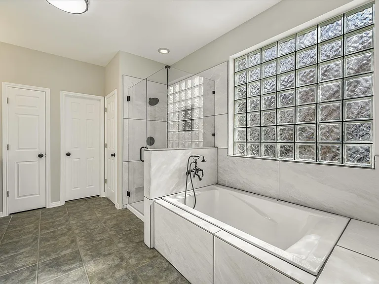 10802 Hastings Ln — Photo 15