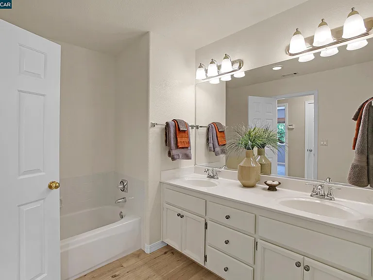 706 Endsliegh Ct — Photo 23