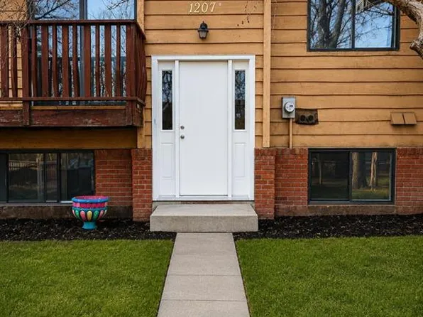 1207 E 44th St SE #B, Calgary, AB T2A 5E6