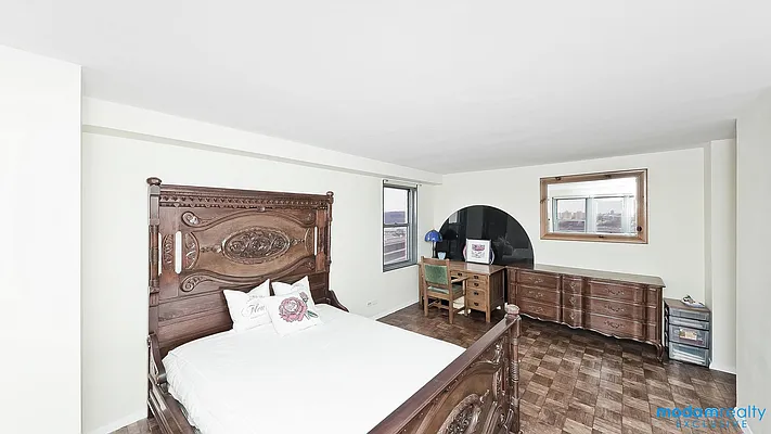 Sold by Moda Realty | media 48