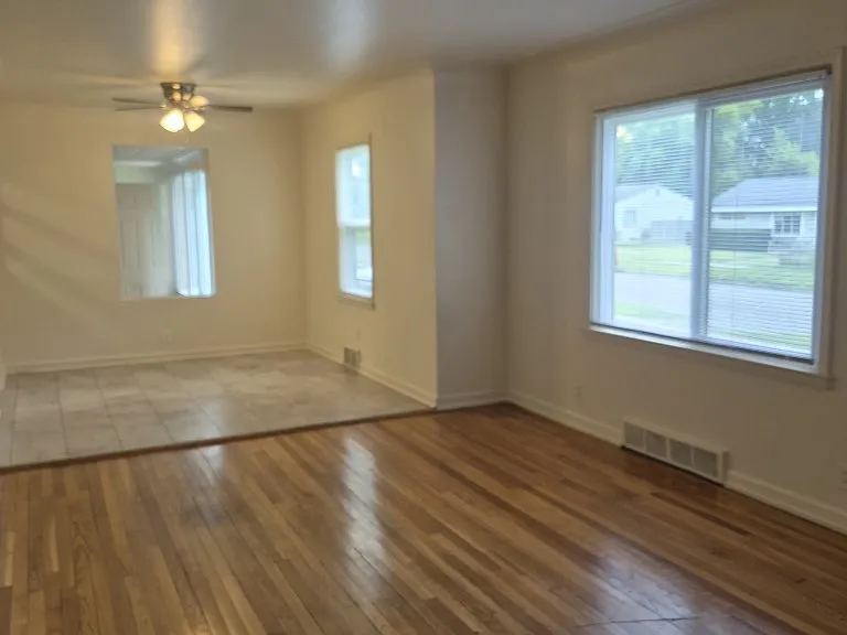 210 W Yale Ave — Photo 4
