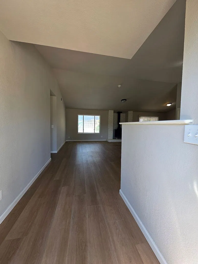 Recently Remodeled 4 Bedroom 2 Bathroom Home in NE Visalia! — Photo 2