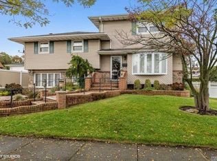 415 N Queens Ave, Massapequa, NY 11758