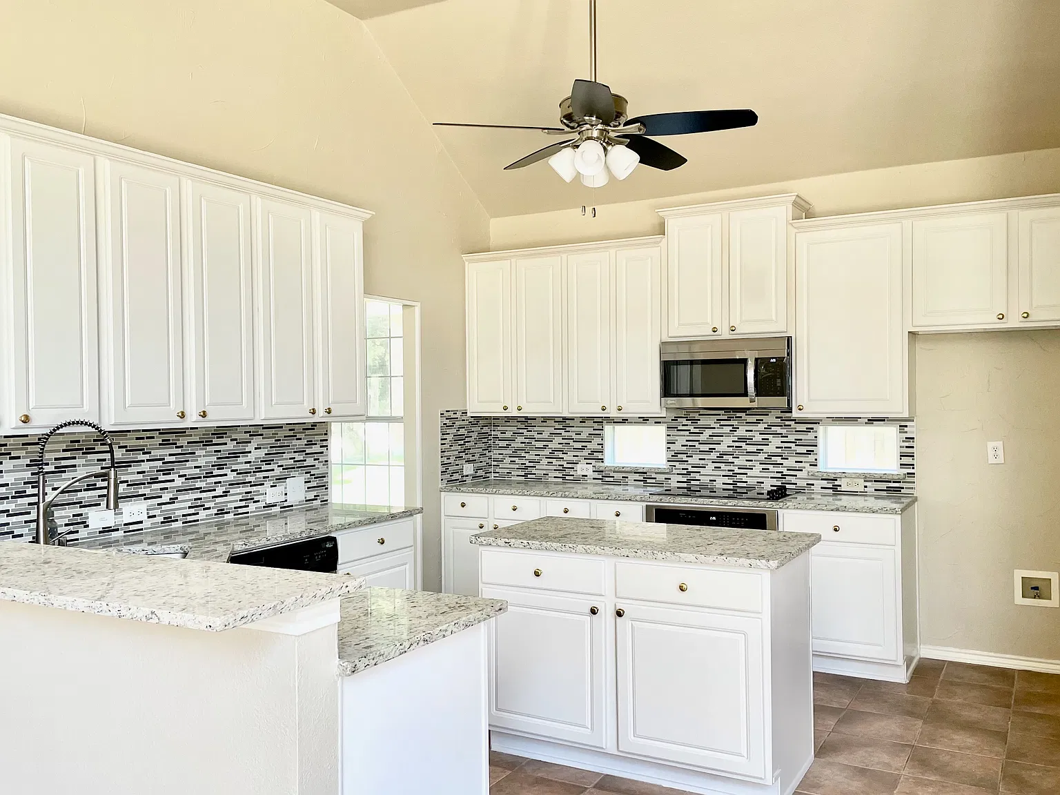 4 bed, 2446 sqft, $2,900 — Photo 4