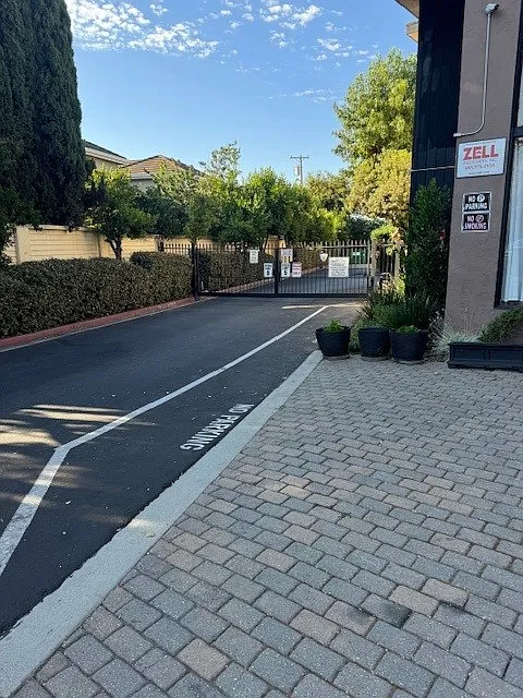 Foothill Manor — Photo 3