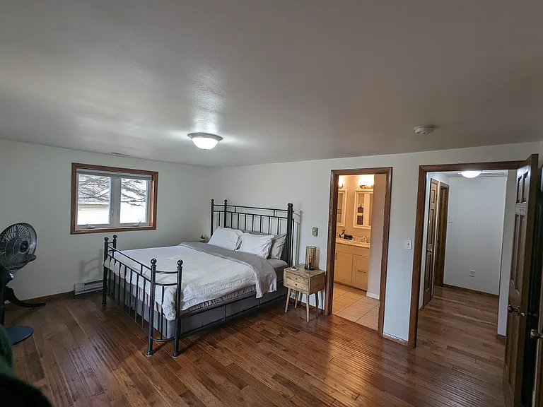 Master Bed Room King Bed 
upper level