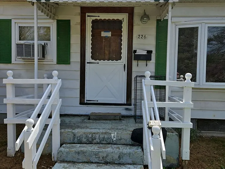 226 Roxbury Rd — Photo 1
