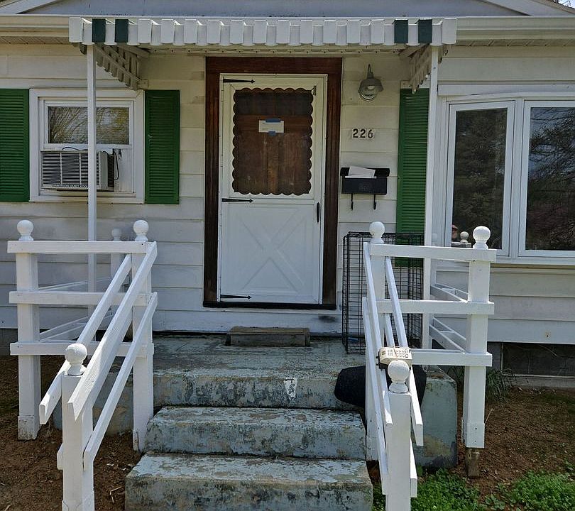 1st image of 226 Roxbury Rd