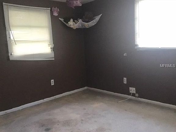 4th image of 127 Hydrangea Ave N