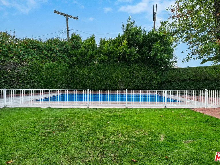 12811 Cumpston St — Photo 33