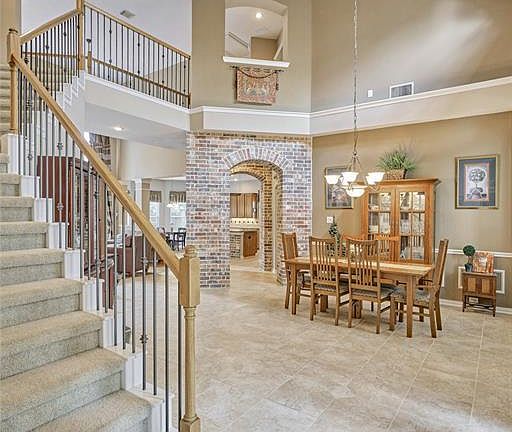 3rd image of 46 N Scribewood Cir