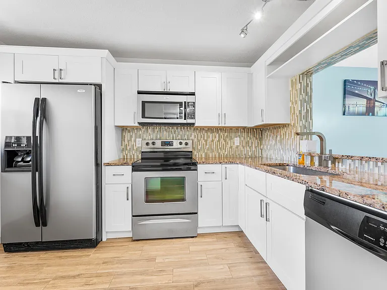 2865 SW 22nd Ave #105 — Photo 9