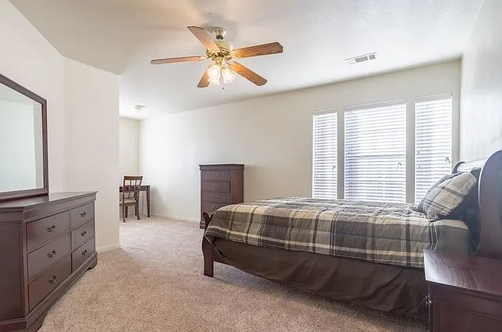4 bed, 1700 sqft, $1,995 — Photo 4