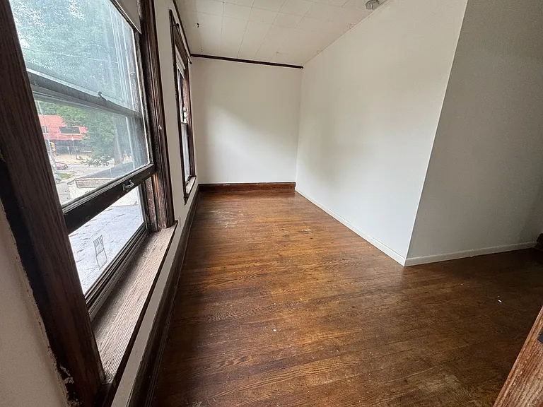 215 N Paterson St — Photo 7