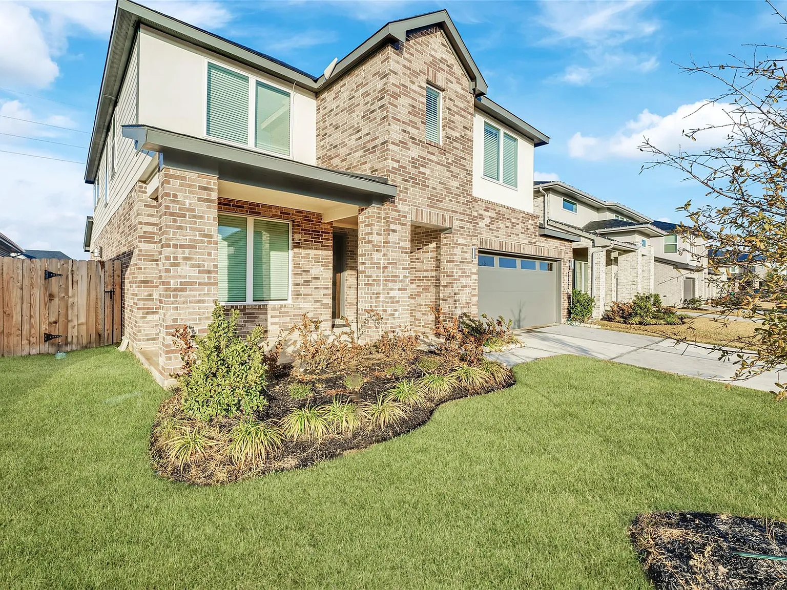 4 bed, 3.5 bath, 3317 sqft, $3,000 — Photo 2