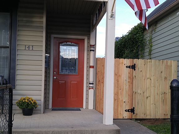 Privacy fence to side courtyard.