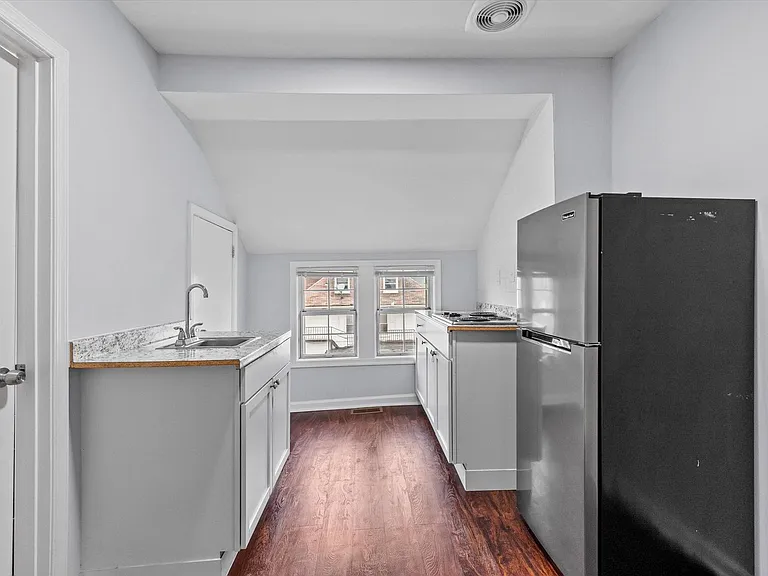 2510 Roslyn Ave — Photo 35