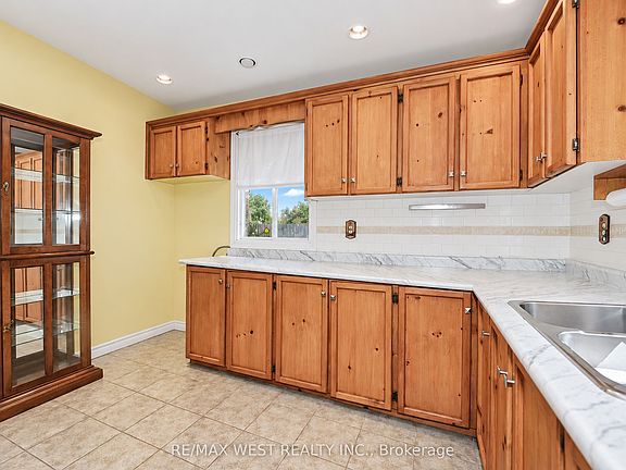 2nd image of 311 Wellesley St E