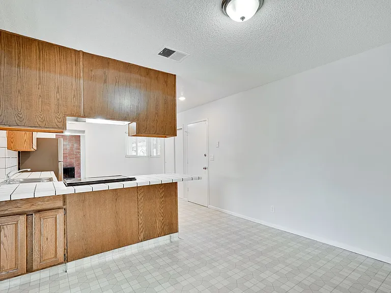 6063 Pineland Ave — Photo 18
