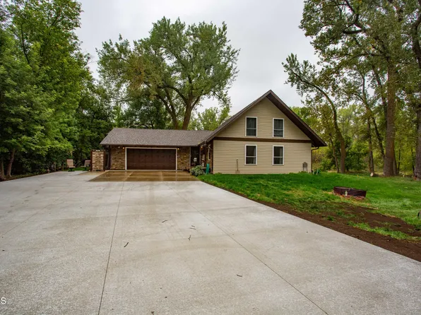 7649 Dogwood Dr, Bismarck, ND 58504