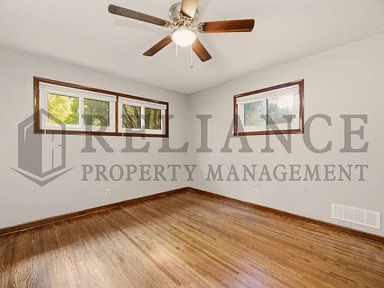 9923 W Binter Ln — Photo 32