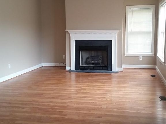 Open flooor plan between kitchen, breakfast nook and great r