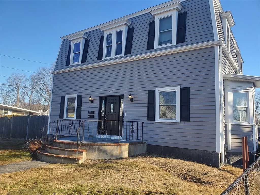 3 bed, 1.0 bath, 1200 sqft, $3,200 — Photo 3