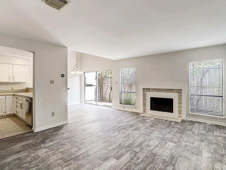 2023 Converse St — Photo 3