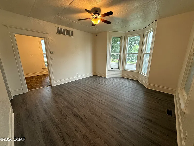 930 W 1st St — Photo 5