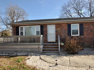 320 Gilbert St, Kilmarnock, VA 22482
