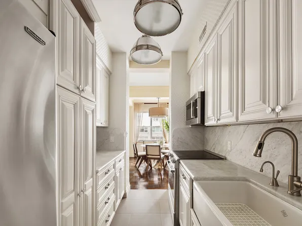 201 East 62nd Street 14C image 3 of 11