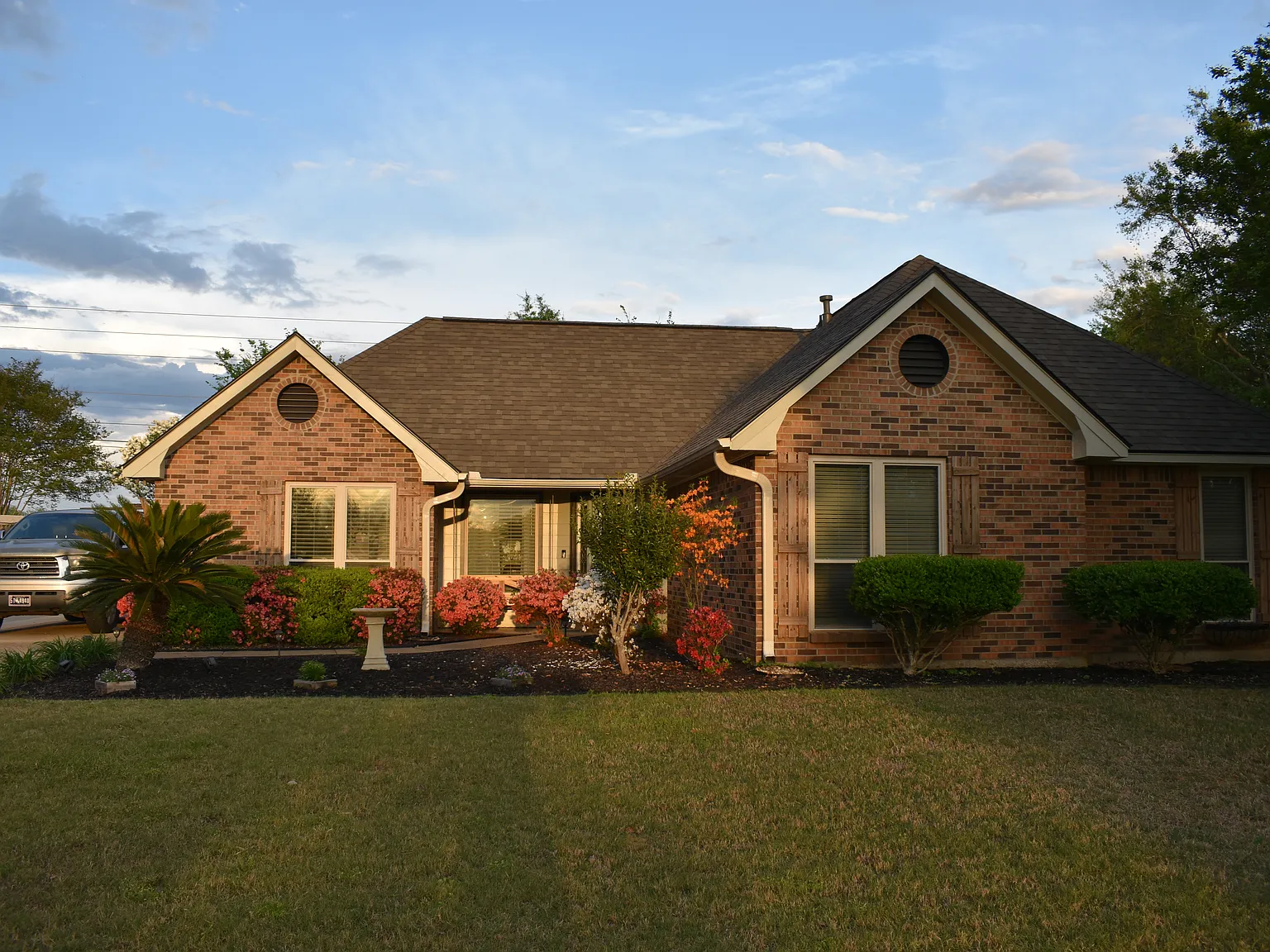 3 bed, 2018 sqft, $2,999 — Photo 1