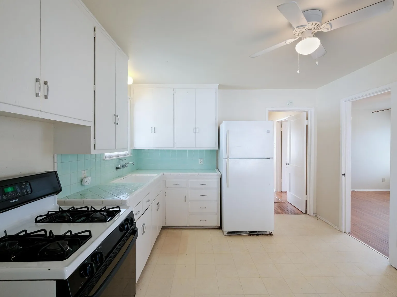 327 Olney Dr — Photo 2