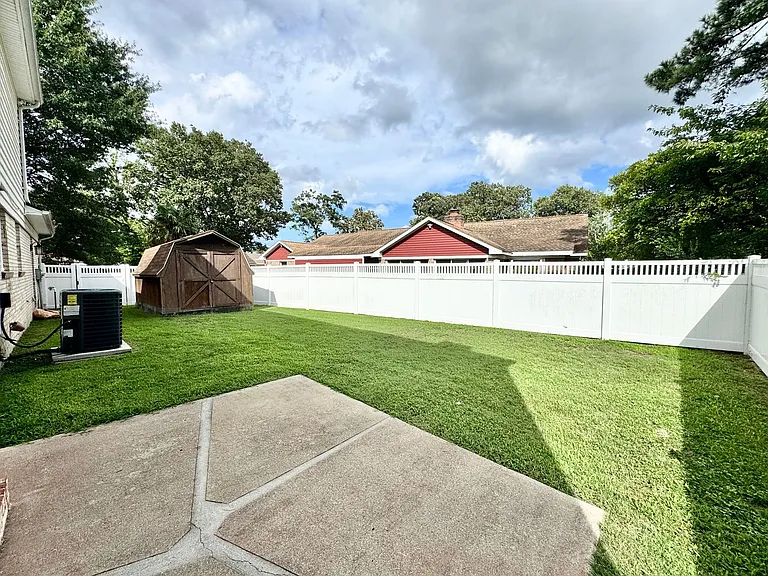 912 Marshall Cir — Photo 2