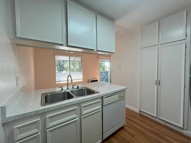 1389 E Lexington Ave E — Photo 9