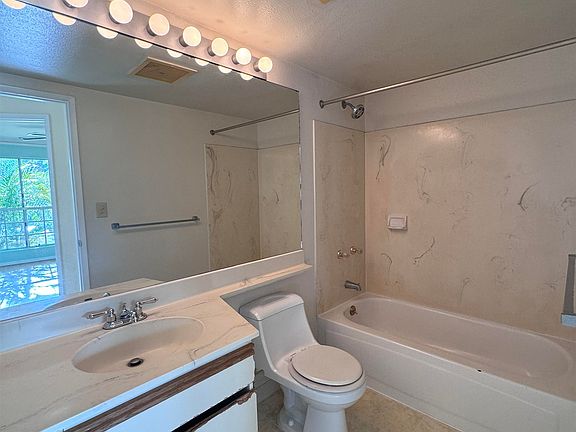 3rd image of 160 Keonekai Rd APT 14-102