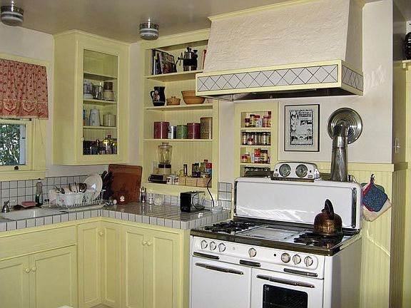 ... with Wedgewood stove