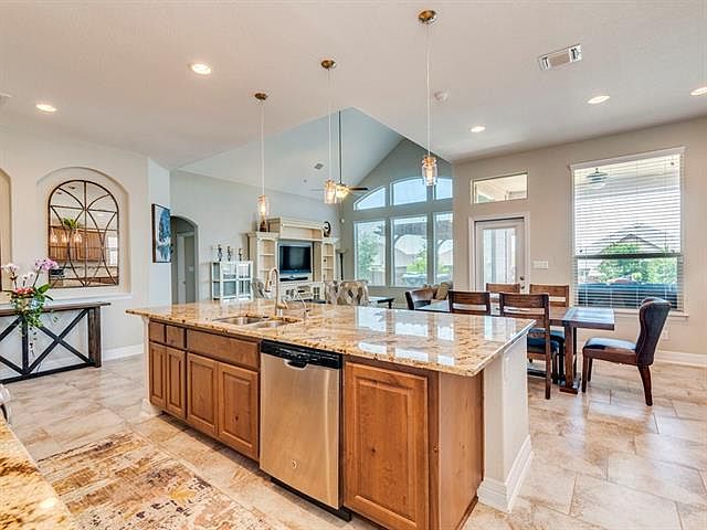 1st image of 136 Tangerine Dr
