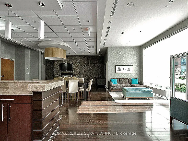 215 Queen St E #211 — Photo 33