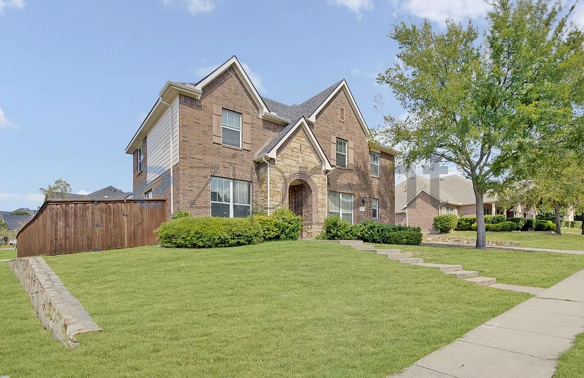5 bed, 3700 sqft, $3,300 — Photo 3