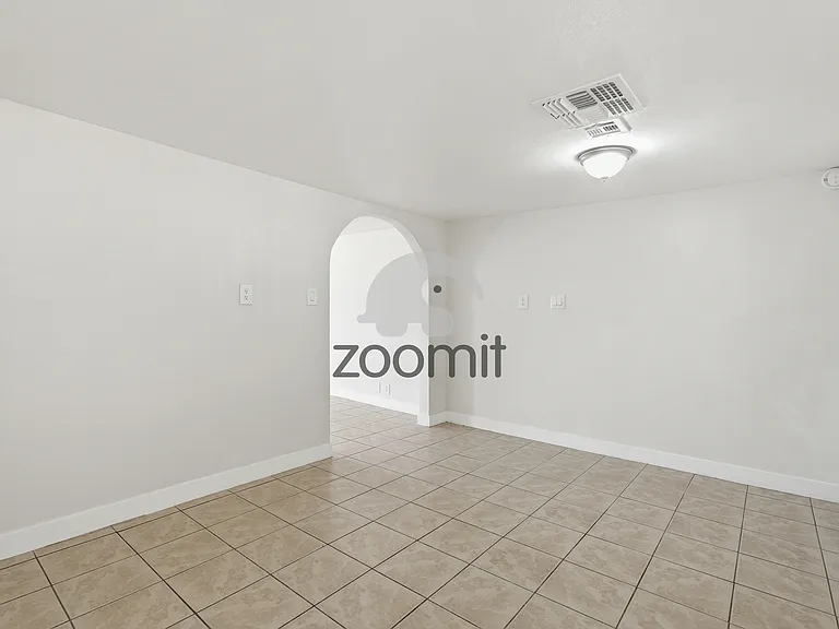 920 E 4th St — Photo 10