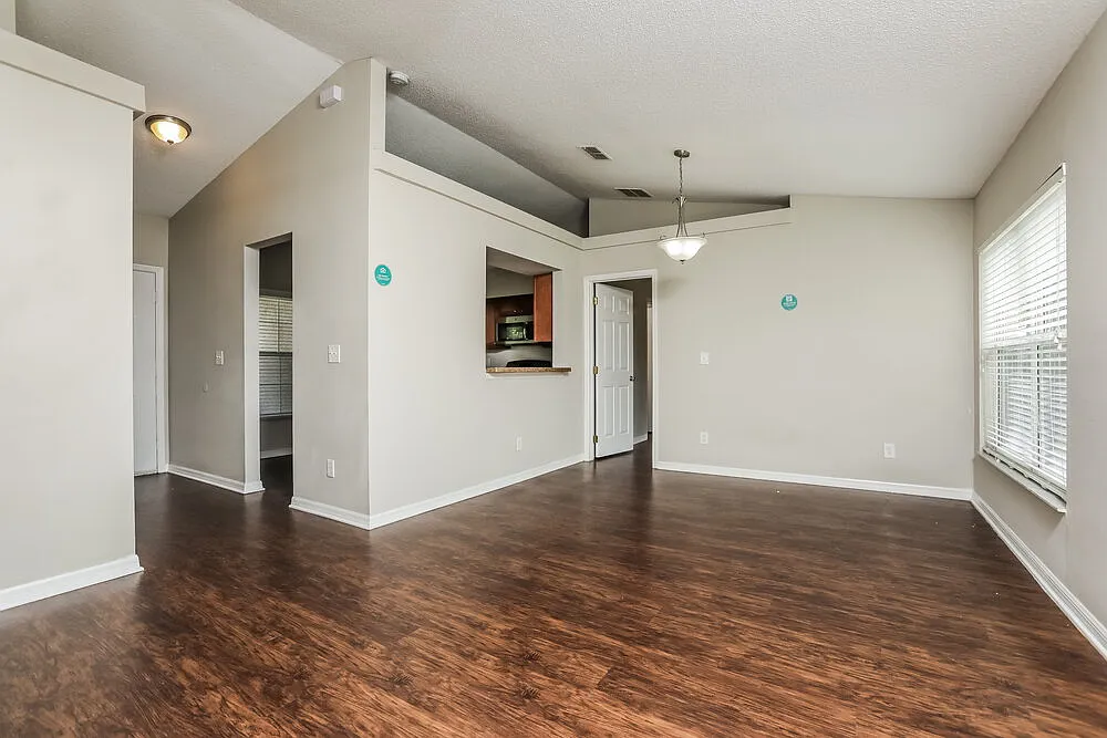 4 bed, 2.0 bath, 1352 sqft, $2,110 — Photo 3